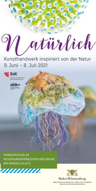 Plakat für „Natürlich“, eine von der Natur inspirierte Kunstausstellung vom 9. Juni bis 8. Juli 2021 in Karlsruhe mit Bildern farbenfroher, von der Natur inspirierter Skulpturen.