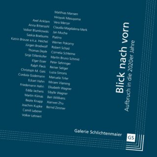 Blaue Grafik mit weißem Text mit Künstlernamen, dem Ausstellungstitel „Blick nach vorn: Aufbruch in die 2020er Jahre“ und „Galerie Schlichtenmaier“ unten.