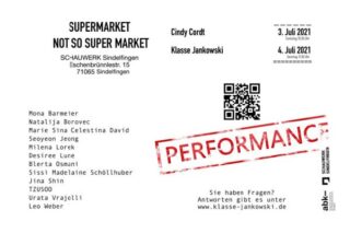 Eine Postkarte für „Supermarket Not So Super Market“ mit Namen, Veranstaltungsdetails und einem roten „PERFORMANCE“-Stempel. Abgebildete Daten: 3. und 4. Juli 2021, Sindelfingen, Deutschland.
