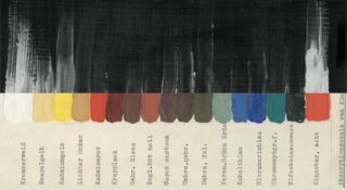 Eine gemalte Farbkarte mit 16 verschiedenen Farbmustern unter einem Schwarz-Weiß-Farbverlauf und handgeschriebenen deutschen Beschriftungen für jede Farbe.