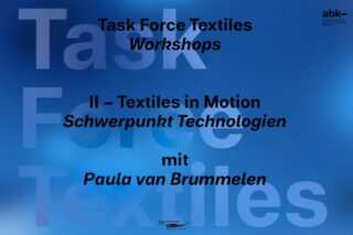 Blaue Grafik mit Text zur Ankündigung eines Workshops: „Task Force Textiles Workshops: II – Textiles in Motion, Schwerpunkt Technologien, mit Paula van Brummelen.“.
