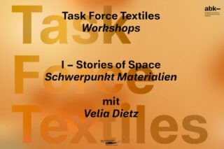 Eine Werbegrafik für „Task Force Textiles Workshops: I – Stories of Space Schwerpunkt Materialien mit Velia Dietz“ mit geschichtetem Text auf einem orangefarbenen Hintergrund mit Farbverlauf.