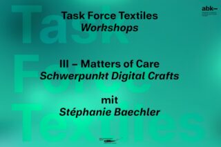 Grüner Hintergrund mit großem, schwachem Text „Task Force Textiles“. Der Overlay-Text lautet: „Task Force Textiles Workshops. III – Matters of Care Schwerpunkt Digital Crafts mit Stéphanie Baechler.“.