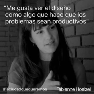 Gestikulierende Frau mit spanischem Zitat über Design, das Probleme produktiv macht (zugeschrieben von Fabienne Hoelzel). Hashtags und Name erscheinen unten.
