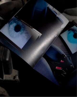 Eine Hochglanzmagazinstrecke mit großen Nahaufnahmen von blauen Augen, die auf einem Autositz und einer Konsole ruhen.