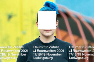 Eine Person mit blauen Haaren steht vor einem bunten Hintergrund. Ihr Gesicht ist von einem weißen Quadrat verdeckt. Der Text wirbt für die Veranstaltung Raumwelten 2021 in Ludwigsburg vom 17. bis 19. November.