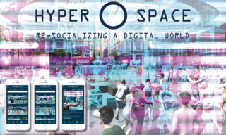 Eine digitale Kunstszene mit vielen Menschen und Avataren in einer virtuellen Stadt, überlagert mit dem Text „HYPER SPACE: Re-Socializing a Digital World“ und drei Smartphones, die eine App zeigen.