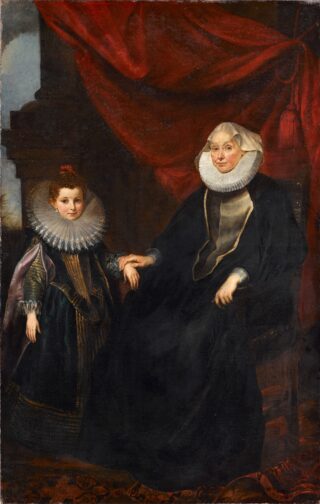 Eine ältere Frau und ein junges Mädchen sitzen zusammen. Beide tragen schwarze Kleidung mit aufwendigen weißen Halskrausen vor einem dunklen Hintergrund mit roten Vorhängen.