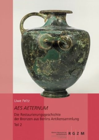 Cover eines Buches mit dem Titel „AES AETERNUM“ von Uwe Peltz, das ein grünliches antikes Bronzegefäß mit Henkel und Ausguss auf rot-beigem Hintergrund zeigt.