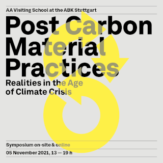 Poster für das Symposium „Post Carbon Material Practices“ mit fettem schwarzem Text über einer großen gelben Zahl 3, mit Angaben zu Datum und Uhrzeit der Veranstaltung und dem Schwerpunkt auf Materialien zur Klimakrise.