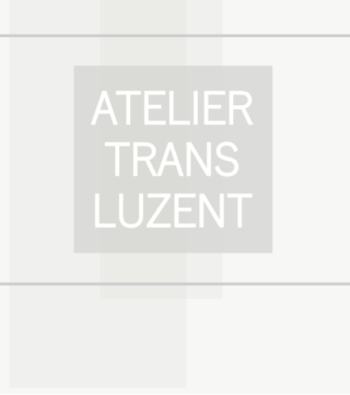 Eine Grafik mit dem Schriftzug „ATELIER TRANSLUZENT“ in weißen Großbuchstaben auf transparentem grauem quadratischem Hintergrund.