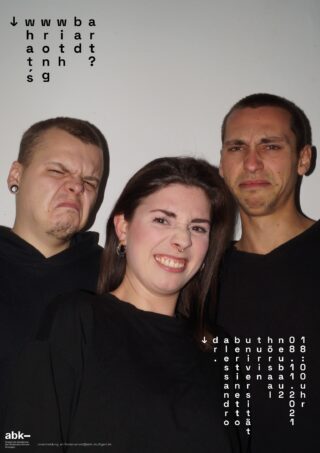 Drei Personen in schwarzen Hemden schneiden übertriebene Grimassen, während sie vor einem schlichten Hintergrund mit verstreutem schwarzen Text um sie herum stehen.