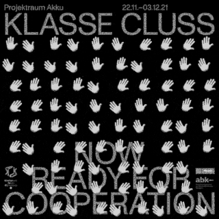 Schwarzes Poster mit Reihen weißer Handillustrationen und fettgedrucktem Text: „KLASSE CLUSS JETZT BEREIT ZUR ZUSAMMENARBEIT“, mit Veranstaltungsdaten und Angaben zum Veranstaltungsort oben.
