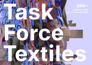 Abstrakte Textilkunst mit geschichteten Stoffen und Webereien bildet den Hintergrund, mit dem fettgedruckten weißen Text „Task Force Textiles“ und Ausstellungsdetails für abk, 14.–19. Dezember 2021.
