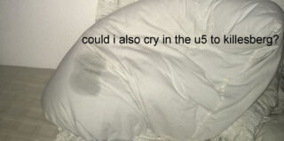 Auf einem Bett liegt ein Kissen mit einem sichtbaren nassen Fleck, über das Bild ist der Text „Kann ich in der U5 zum Killesberg auch weinen?“ gelegt.
