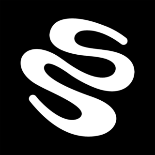 Eine kräftige, weiße, abstrakte „S“-Form auf einem einfarbig schwarzen Hintergrund.