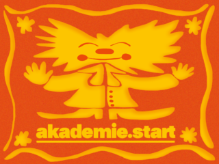 Eine stilisierte gelbe Cartoonfigur mit Stachelhaaren, Jacke und erhobenen Händen steht zentriert über dem Text „akademie.start“ auf orangefarbenem Hintergrund.