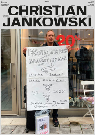 Eine Person steht vor einem Geschäft und hält ein handgeschriebenes Schild mit der Aufschrift „VOLL“ hoch. Zu ihren Füßen steht ein Koffer mit der Aufschrift „VOLL“. Darüber hängt ein Plakat mit großem Text.