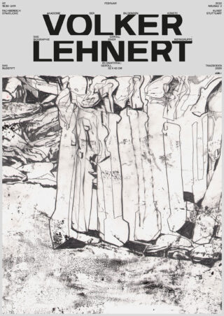 Schwarz-weißes Ausstellungsplakat mit abstrakten vertikalen Formen und Text, das eine Kunstausstellung von Volker Lehnert an der Staatlichen Akademie der Bildenden Künste Stuttgart im Februar 2023 ankündigt.