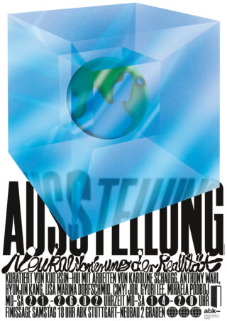 Poster mit einem blauen Würfel, der einen stilisierten Globus enthält, überlagert von einem großen schwarzen Text mit der Aufschrift „AUSSTELLUNG“ und Ausstellungsinformationen in deutscher Sprache.