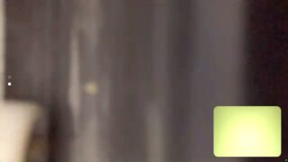 Ein verschwommener, dunkler Hintergrund mit einem kleinen, hellen grünlich-gelben Rechteck in der unteren rechten Ecke und zwei weißen Punkten links.