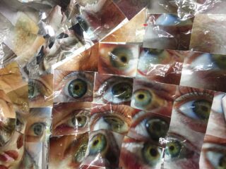 Eine Collage aus Nahaufnahmen menschlicher Augen und Haut, einige Bilder teilweise zerknittert und überlappend, mit sichtbarer Plastikverpackung.