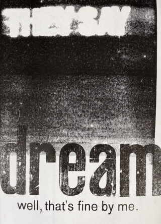 Ein Schwarzweißbild mit den Worten „SIE SAGEN, träume gut, das ist für mich in Ordnung.“ in fettem, teilweise verblasstem Text.