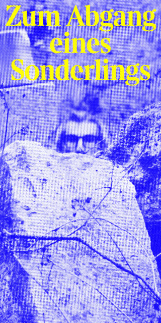 Eine Person mit Sonnenbrille ist teilweise hinter Felsen sichtbar; der darüber gelegte deutsche Text lautet „Zum Abgang eines Sonderlings“ in Gelb auf einem blau getönten Bild.