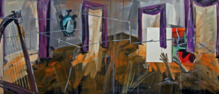 Abstraktes Gemälde eines Raumes mit lila drapierten Fenstern, einem Wandspiegel, verstreuten Drahtstrukturen und einer Hand, die aus einer bunten geometrischen Form ragt.