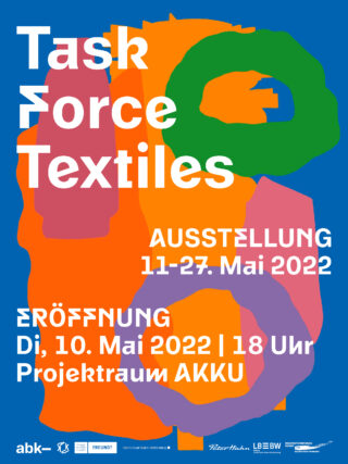 Veranstaltungsplakat mit farbenfrohen abstrakten Formen und Text zur Ankündigung der Ausstellung „Task Force Textiles“ vom 11. bis 27. Mai 2022, Eröffnung am 10. Mai um 18 Uhr im Projektraum AKKU.