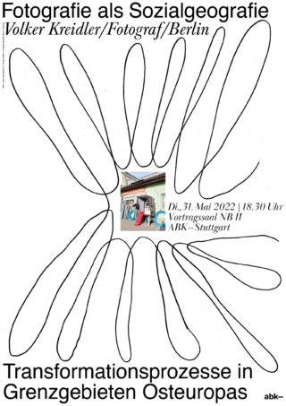 Plakat für einen Fotografie-Vortrag von Volker Kreidler mit dem Titel „Fotografie als Sozialgeographie“ mit Veranstaltungsdetails in deutscher Sprache und abstrakter schwarzer Strichzeichnung.