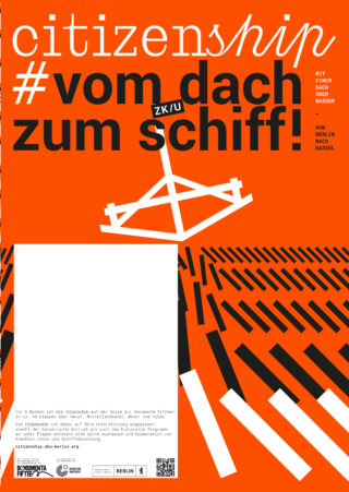 Auffälliges orangefarbenes Poster mit dem Text „Bürgerschaft #vom Dach zum Schiff!“ und der Grafik eines Dachschilds, das auf stilisierten Wellen schwimmt; enthält Veranstaltungsdetails und eine große weiße Informationsbox.
