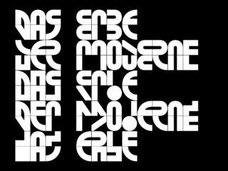Fetter, geometrischer weißer Text auf schwarzem Hintergrund buchstabiert „Das Ende der Moderne ist nicht das Ende der Moderne“ in einer stilisierten Blockschrift.