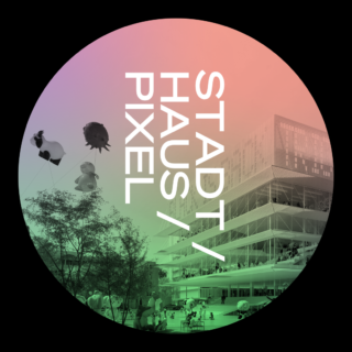 Eine kreisförmige Grafik mit dem Text „STADT / HAUS / PIXEL“, überlagert über einem modernen Gebäude, Ballons in Tierform und Bäumen, mit einer Farbverlaufsüberlagerung.