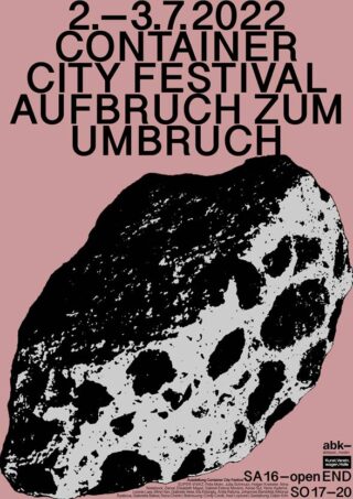 Poster mit einer großen schwarz-weißen Rockillustration und fettem Text: „2.–3.7.2022 Container City Festival Aufbruch Zum Umbruch“ auf einem gedeckten rosa Hintergrund.
