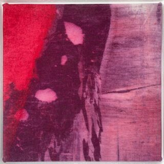 Abstraktes Kunstwerk mit kräftigen Rot- und Magentatönen mit unregelmäßigen Formen und Texturen, einschließlich rosa Flecken und einem subtilen linearen Riss auf der rechten Seite.