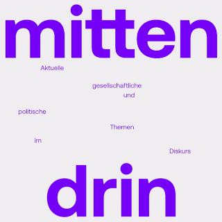 Großer violetter Text „mitten drin“ mit dazwischen verstreuten kleineren Wörtern und der Aufschrift: „Aktuelle gesellschaftliche und politische Themen im Diskurs“ auf hellgrauem Hintergrund.