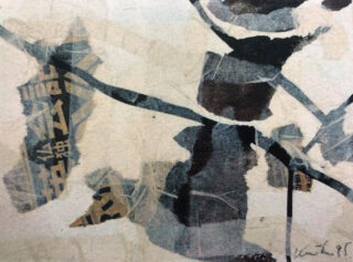 Abstrakte Collage mit überlappenden zerrissenen Papierstücken in gedämpften Tönen, mit Fragmenten gedruckten Textes und dunklen, sich kreuzenden Linien.