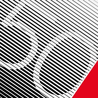 Weiße Zahl 50, teilweise verdeckt durch diagonale schwarze Linien auf gestreiftem Hintergrund, mit einem roten Dreieck in der unteren rechten Ecke.