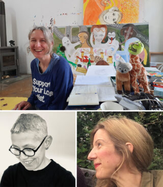 Eine Frau sitzt an einem überfüllten Kunsttisch mit farbenfrohen Kunstwerken und Stofftieren; darunter sind zwei Porträts verschiedener Personen zu sehen, eines in Schwarzweiß, das andere in Farbe im Freien.