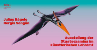 Ein computergenerierter Flugsaurier fliegt vor einem rosa-blauen Himmel mit Farbverlauf, mit deutschem Ausstellungstext und Künstlernamen in fetten roten Buchstaben.
