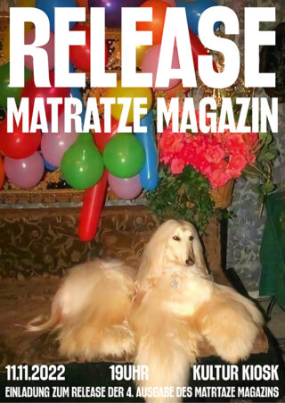 Ein langhaariger Hund sitzt auf einem Sofa, umgeben von bunten Luftballons und Blumen. Darüber werden Veranstaltungsdetails für eine Zeitschriftenveröffentlichung angezeigt.