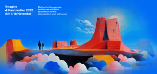 Unter strahlend blauem Himmel erheben sich futuristische rote Architekturstrukturen über einer wolkenverhangenen Landschaft, links ist der Veranstaltungstext für Raumwelten 2022 zu sehen.