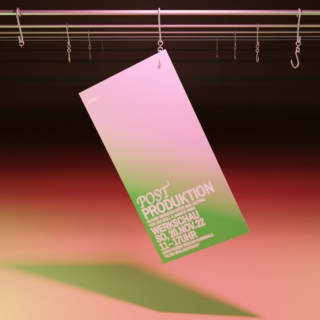 Ein rosa-grünes Farbverlaufsplakat mit weißem Text hängt an Metallhaken vor einem passenden rosa-grünen Hintergrund. Das Plakat trägt den Titel „POST PRODUKTION“.