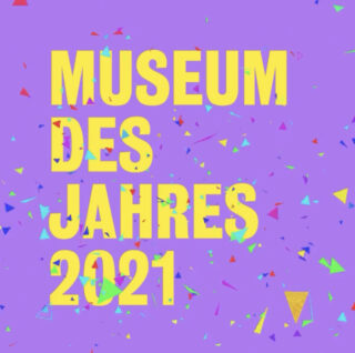 Gelber Text mit der Aufschrift „Museum des Jahres 2021“ auf violettem Hintergrund mit buntem Konfetti, das über das Bild verstreut ist.