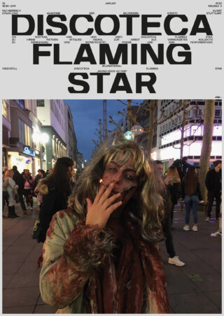 Eine Person im Zombiekostüm raucht eine Zigarette auf einer belebten Straße. Im Hintergrund sind Fußgänger und Lichter der Stadt zu sehen. Fettgedruckter Ereignistext überlagert den oberen Bildrand.