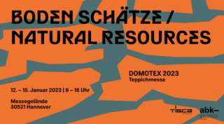 Orange-blaues Grafikplakat mit fettem schwarzem Text zur Werbung für „BODEN SCHÄTZE / NATURAL RESOURCES“, Teppichmesse Domotex 2023 in Hannover, 12.–15. Januar, mit Logos am unteren Rand.