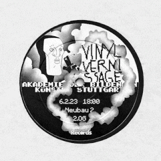 Ein stilisiertes Vinyl-Schallplattenlabel mit abstrakter Kunst und Text, das für eine „Vinyl-Vernissage“-Veranstaltung in Stuttgart am 6.2.23 um 18:00 Uhr, Neubau 2, Raum 206, wirbt.