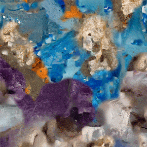 Abstraktes Kunstwerk mit einer Mischung aus blauen, violetten, orangefarbenen und beigen Wirbeln und Texturen, die eine dynamische und farbenfrohe Komposition schaffen.