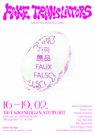 Plakat für die Gruppenausstellung „FAKE TRANSLATORS“ in Stuttgart, 16.–19. Februar, mit Veranstaltungsdetails und Liste der teilnehmenden Künstler; zeigt eine verzerrte Glaskugel mit dem Wort „fake“ in mehreren Sprachen.